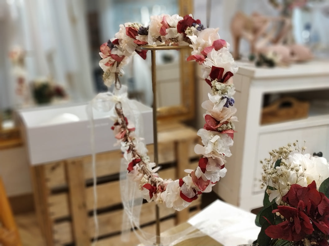 Corona blanca con burdeo, rosa y lila.