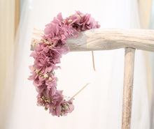 Diadema de flores preservada en violeta