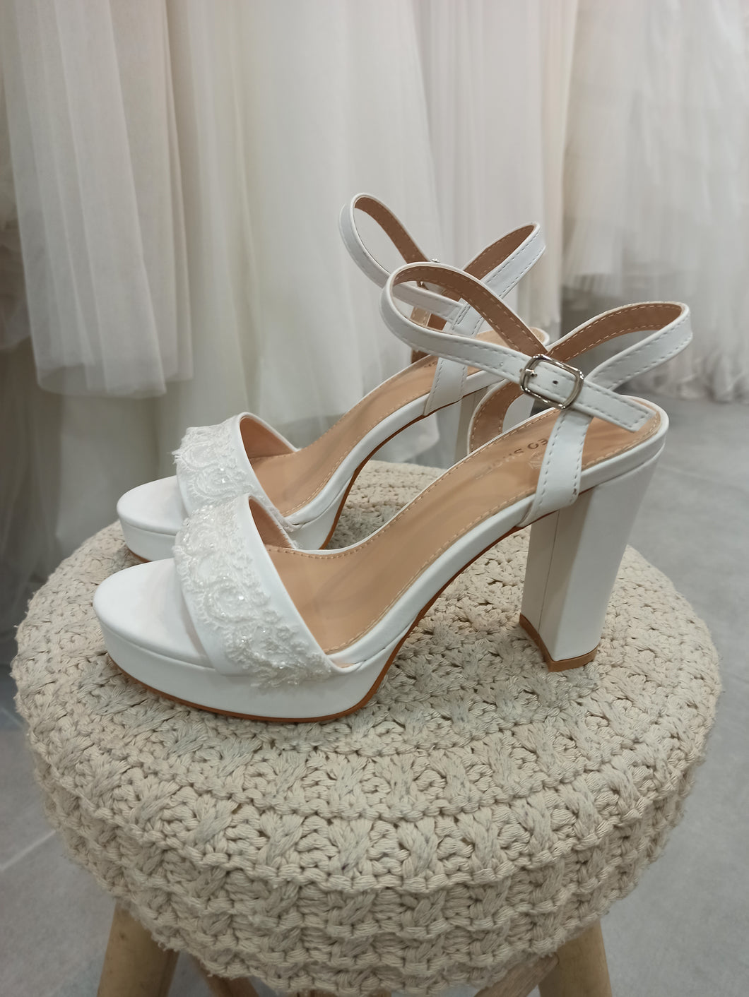 Zapatos de tacón de novia con encaje