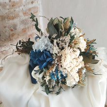 Ramo preservado tipo bouquet en tonos azul con lazo de terciopelo