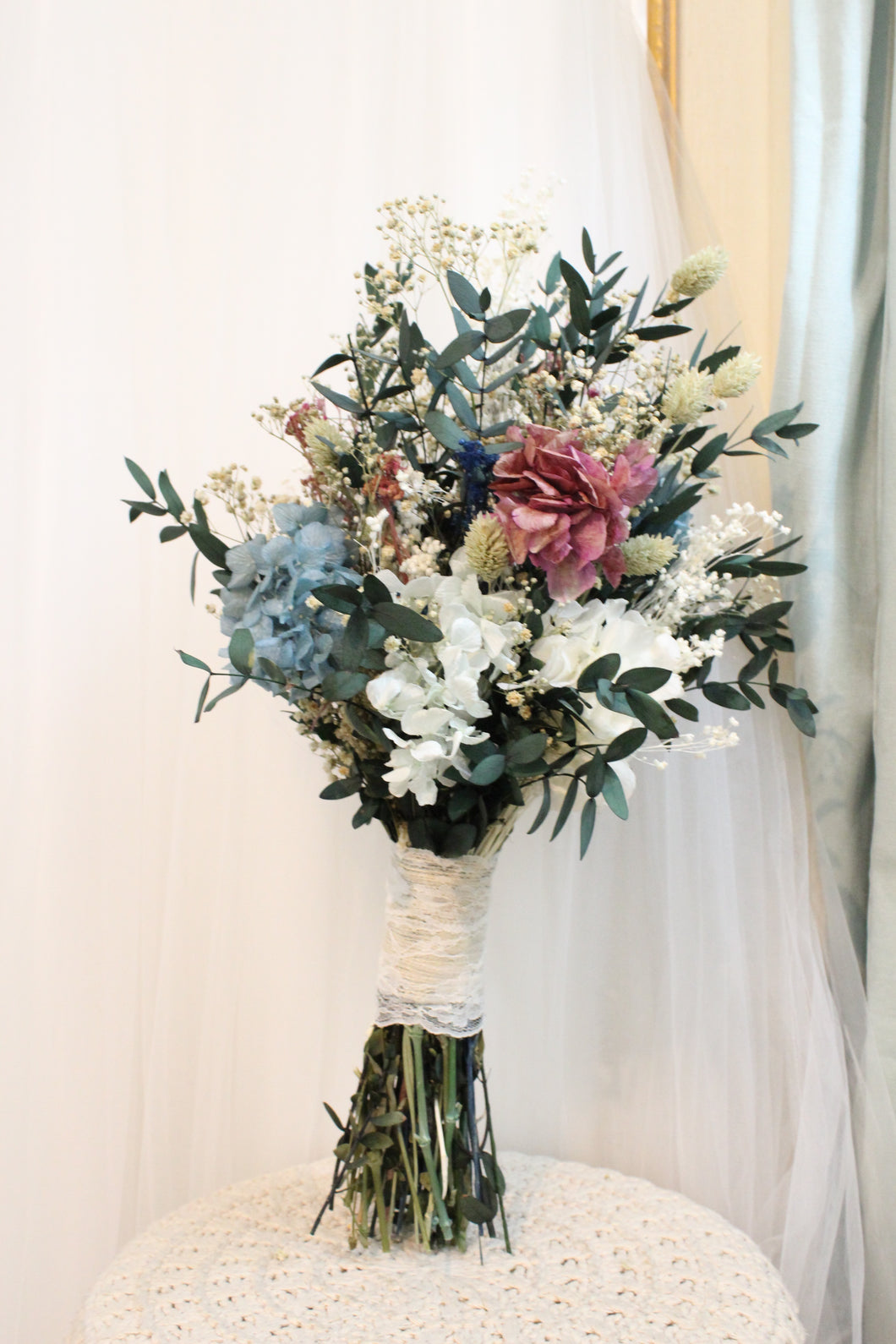 Ramo de novia silvestre en tonos azules y rosas