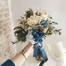 Ramo preservado tipo bouquet en tonos azul con lazo de terciopelo
