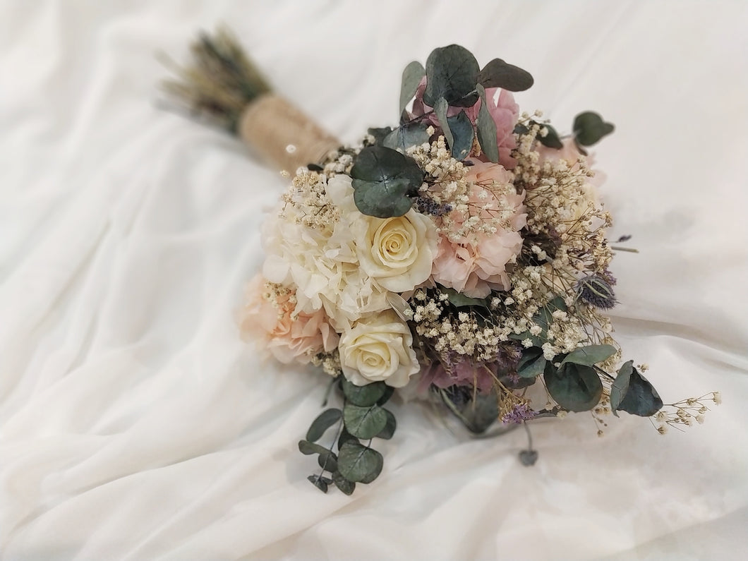 ramo de novia en tonos lilas con rosas blanco roto